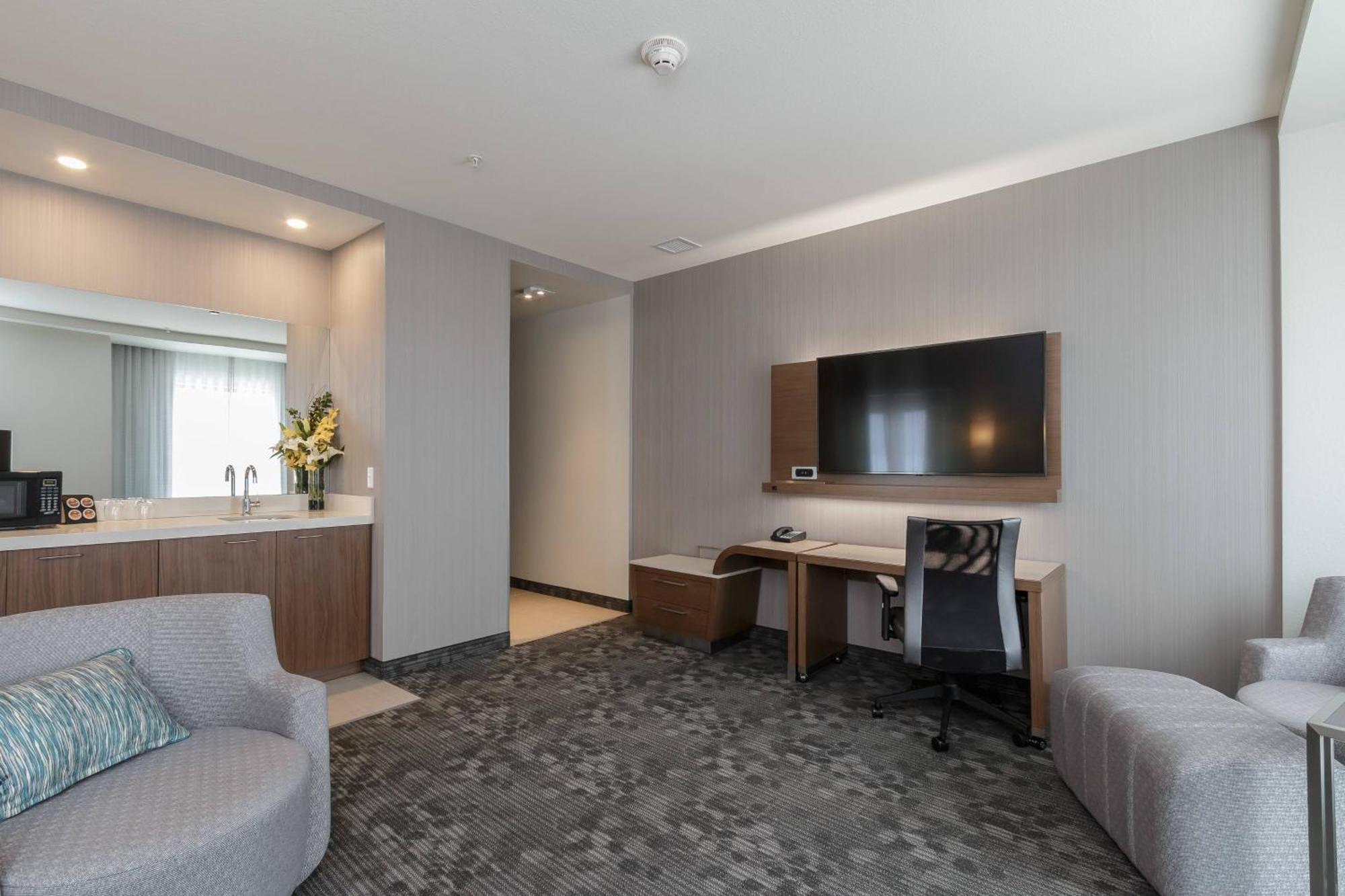 Отель Courtyard By Marriott South Bend Downtown Экстерьер фото