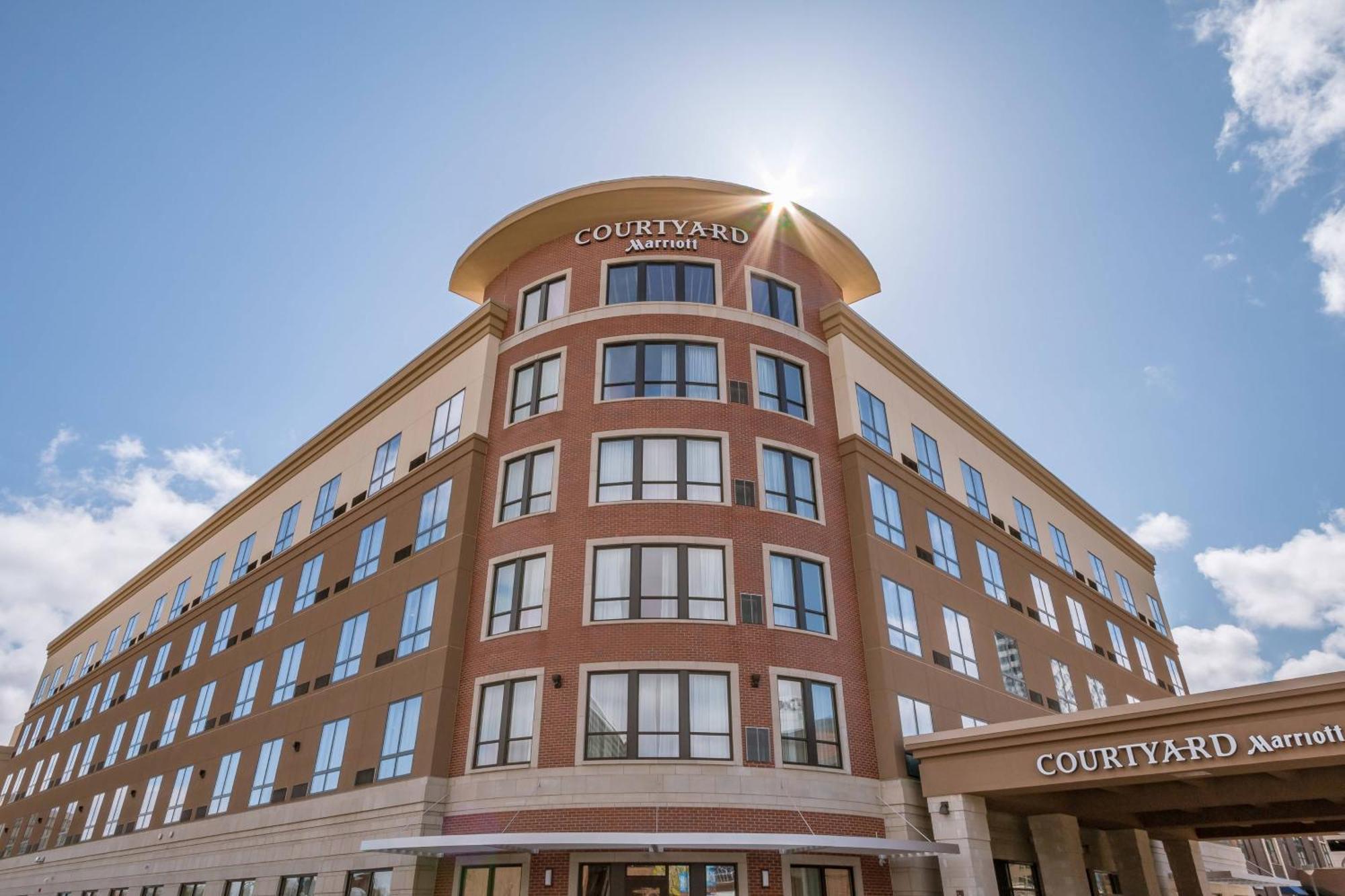 Отель Courtyard By Marriott South Bend Downtown Экстерьер фото